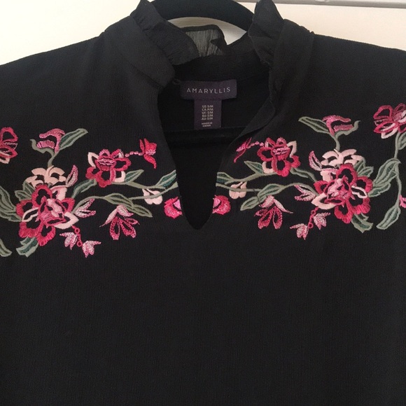 Beautiful blouse! - Picture 2 of 3